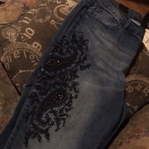 Skinny ankle jeans with cute design on legs